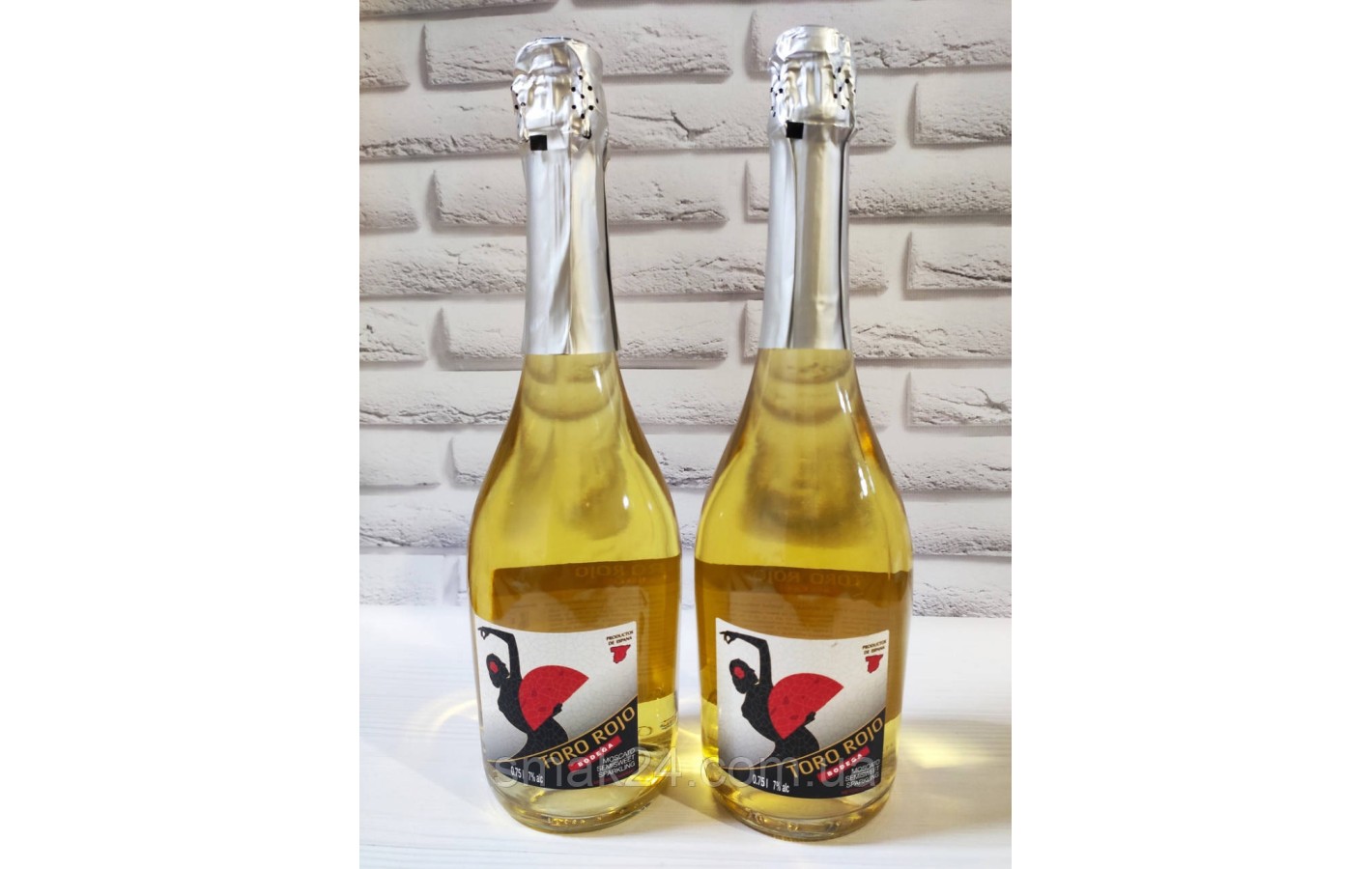 Винний напій ігристий Bodegas Toro Rojo Moscato білий напівсолодкий 0.75 л 7% Іспанія