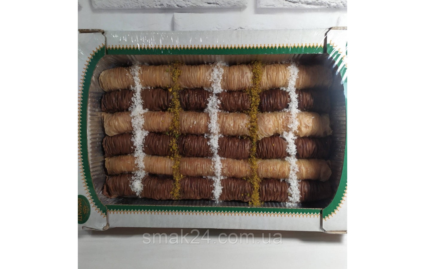 Пахлава з какао, волоським горіхом, фісташками і кокосовою стружкою 